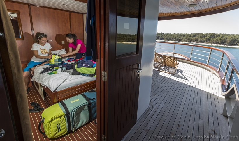 Gäste an Bord in ihrer Kabine auf einem inselhüpfen-Schiff